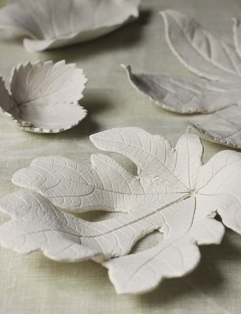 DIY Clay Leaf Bowls Itsekovettuva Savi, Clay Leaf, Autumn Leaves Craft, Hantverk Diy, Deco Nature, Tanah Liat, Leaf Bowls, Leaf Crafts, Paper Clay