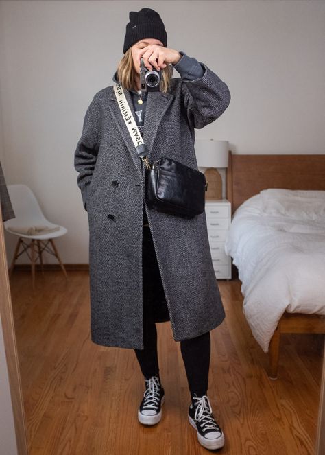 Gray Overcoat Outfit Women, Oversized Gray Sweater Coat For Cold Weather, Trendy Oversized Gray Sweater Coat, Oversized Gray Sweater Coat Casual, Oversized Gray Wool Coat With Long Sleeves, Gray Oversized Long Sleeve Sweater Coat, Oversized Coat Outfit, Minimalist Winter Wardrobe, Coat Outfits For Women