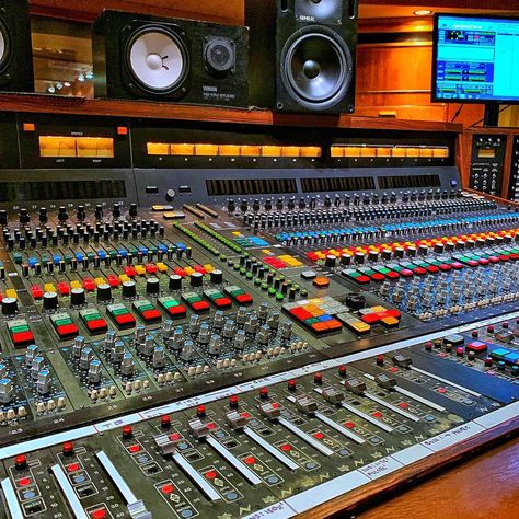 Sound Mixing Studio, Music Engineering, Behringer X32, Music Engineers, Audio Mixing, Edm Dj, Dj Pro, Studio Music, Control Room