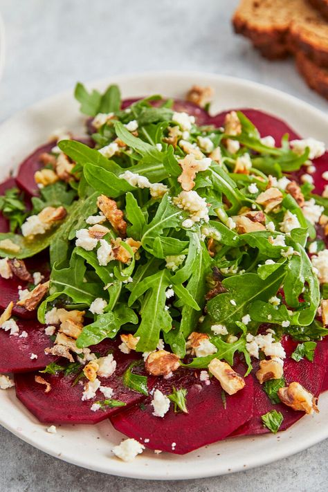 Schnell zubereitet und nicht nur optisch ein Highlight: Unser rohes Rote-Bete-Carpaccio wird mit Ziegenkäse, Rucola, frischer Petersilie und gerösteten Walnüssen verfeinert. Ein Honig-Senf-Dressing rundet das Rezept ab. #eatbetter #eatbettertogether #rotebete #carpaccio #vegetarisch Yummy Mummy, Appetizer Salads, Cold Meals, Winter Food, Restaurant Recipes, Appetizer Snacks, Vegetable Recipes, Vegetable Pizza, Italian Recipes