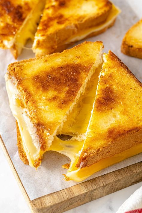 Sheet Pan Sandwiches, Grilled Cheese In Oven, Avocado Wrap Recipes, Best Grilled Cheese Sandwich, Easy Grilled Cheese, Munchies Snacks, Perfect Grilled Cheese, Making Grilled Cheese, Tomato Soup Homemade