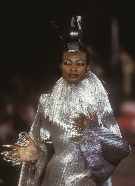 Debra Shaw, Givenchy Haute Couture, Givenchy Couture, Runway Makeup, 90s Looks, Archive Fashion, Fashion Photography Editorial, Runway Fashion, Givenchy