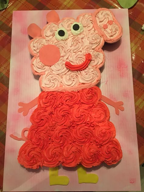 Peppa Pig Cupcake Cake, Pig Cupcake Cake, Peppa Pig Cupcake, Tortas Peppa Pig, Peppa Pig Cupcakes, Greta Gris, Pig Cupcakes, Pig Birthday Cakes, Pig Birthday Party