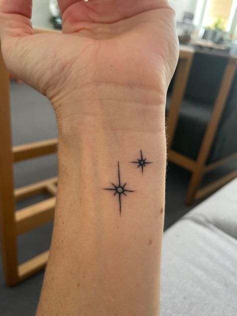 Small simple tattoo Simple Star Design Tattoo, Masculine Star Tattoo, Star Simple Tattoo, Hollywood Tattoo Ideas, Shine Tattoo Ideas, Masculine Tattoos For Women, 2 Stars Tattoo, Star Tattoo Simple, Calve Tattoos For Women