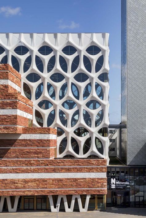 3D concrete patterns are combined with a stack of stone layers for research center in The Netherlands Concrete Patterns, Facade Pattern, Architectural Pattern, Architectural Engineering, Parametric Architecture, Iris Van Herpen, Research Center, Concrete Structure, Installation Design