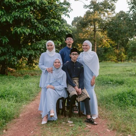 Eid Family, Malay Traditional, Lebaran Outfit, Group Poses, Eid Outfit, Eid Outfits, Blue Tone, Anime Cat, Instagram Photo Inspiration