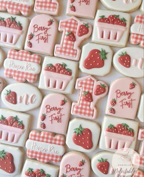 Strawberry Cookies Royal Icing, Strawberry Pie Cookies, Strawberry Shortcake Sugar Cookies, Strawberry Cutout Cookies, Strawberry Themed Cookies, Strawberry Sugar Cookies Decorated, Strawberry Theme Cookies, Strawberry Cookies Decorated, Bussines Packaging