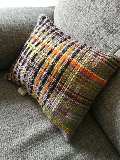 Weaving Patterns Loom, Saori Weaving, Weaving Loom Diy, Rug Loom, Weaving Loom Projects, Rigid Heddle Weaving, Crochet Pillow Cover, Pillow Inspiration, Weaving Tutorial