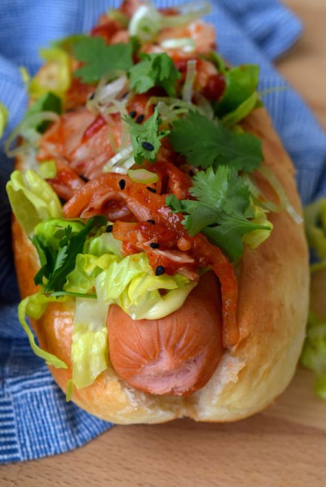 Kogi Barbecue Inspired Korean Hotdogs - so quick and easy to make, and perfect for Bonfire Night! | www.rachelphipps.com @rachelphipps Korean Hotdogs, Korean Donut, Korean Hot Dog Recipe, Korean Hot Dogs, Yummy Wraps, Barbecue Food, Barbeque Party, Rick Stein, Hot Dog Recipes