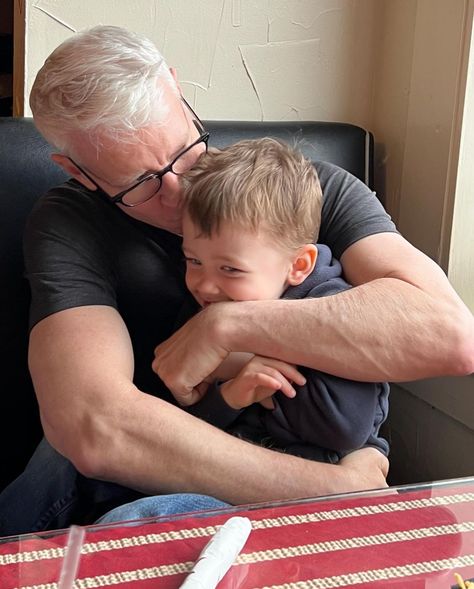 Anderson Cooper (@andersoncooper) | Instagram Anderson Cooper House, Anderson Cooper Shirtless, Elevated Home, Art And Nature, Anderson Cooper, Becoming A Father, Out To Lunch, African Queen, Celebrity Moms