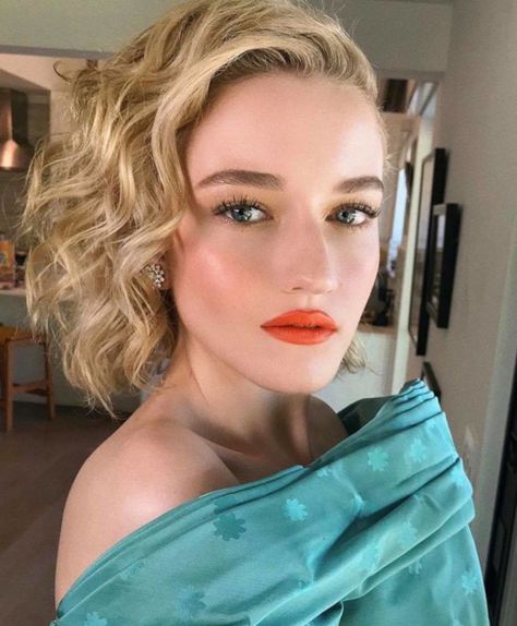 Coral Lipstick Makeup, Kim Blonde, Hung Vanngo, Peachy Eyeshadow, Coral Makeup, Julia Garner, Coral Lipstick, Orange Lipstick, Beauty Hair Color