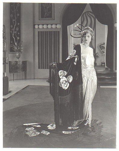 Carole Lombard wearing the indispensable accessory, a Deco shawl. "Platinum blonde with a heart-shaped face, delicate, impish features and a figure made to be swathed in silver lamé," Carole Lombard was the top Hollywood star of the 1930s. Holiday Old Fashioned, Spanish Shawl, 1920s Day Dress, 1920s Aesthetic, Shawl Dress, 1920s Looks, The Jazz Age, Old Hollywood Stars, Jazz Age