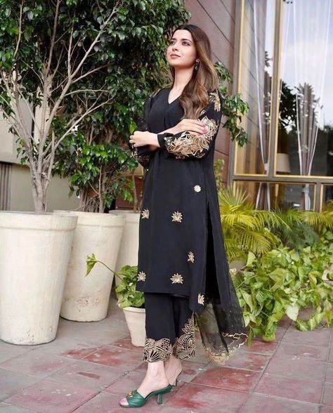 Nimrat Khaira Suits, Velvet Pakistani Dress, Simple Indian Suits, Nimrat Khaira, Embroidery Fashion Detail, Bollywood Dress, Velvet Dress Designs, Classy Suits, Latest Dress Design