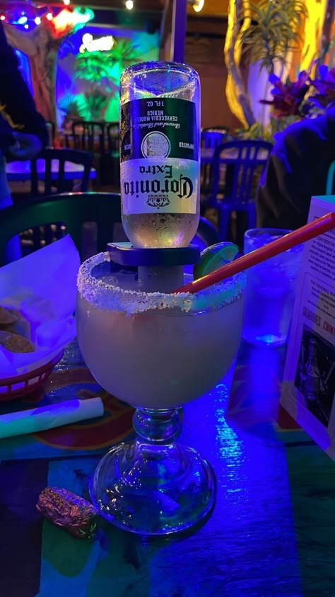 Cena Aesthetic, Foto Bar, Alcoholic Drinks Aesthetic, Alcoholic Drinks Pictures, Night Club Aesthetic, Nightclub Aesthetic, Foodie Instagram, Alcohol Aesthetic, Fancy Drinks