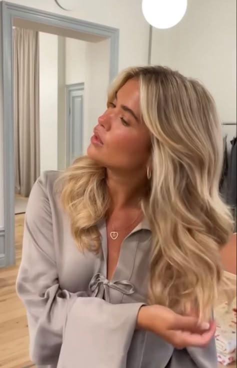 Blonde Balayage 90s Blowout, Rich Mom Hair, Mathilda Djerf Hair, Butter Blonde Balayage, Old Money Hair Color, Scandi Hair, Old Money Blonde Hair, Blonde Blowout, Old Money Blonde