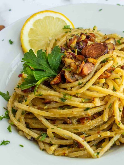 This Lemony Spaghetti with Toasted Almonds is perfect when you need to feed many people and don’t have much time. You can’t go wrong with this one! #Pasta #Lemon #Spaghetti Lemony Spaghetti, Vegan Lemon Pasta, Almond Pasta, Pasta Lemon, Quick Vegan Dinner Recipes, Vegan Gluten Free Dinner, Lemon Spaghetti, Delicious Family Dinners, Easy Weekday Meals