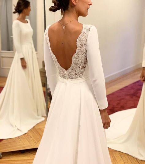 DIEGO ESTRADA on Instagram: “ELENA 💥💥💥 #diegoestrada #novia #atelier #boda” Plunging Neckline Wedding Dress, Long Sleeve Wedding Dress Backless, Boho Wedding Dress With Sleeves, Simple Wedding Gowns, Boho Bridal Gowns, Beach Wedding Dress Boho, Back Wedding Dress, White Wedding Dress, Backless Wedding