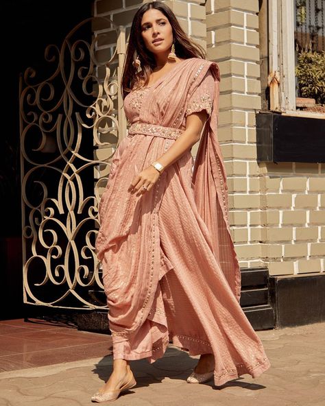 indo western saree for wedding Indian Bridesmaids Outfits Ideas, Indian Bridesmaids Outfits, Wedding Guest Outfit Inspiration, Bridesmaid Dresses Indian, Wedding Guest Outfit Winter, Indian Bridesmaid Dresses, Wedding Outfits For Women, Indian Bridesmaids, Indian Wedding Outfit