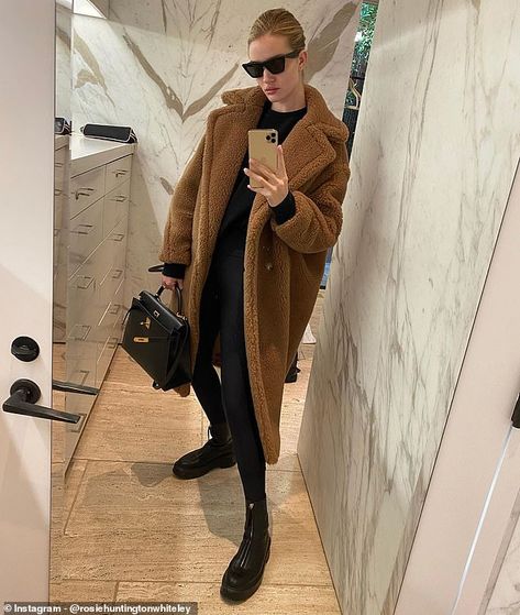 Rosie Huntington-Whiteley showcases her killer sense of style in a series of selfies  | Daily Mail Online Rosie Huntington Whiteley Style, Gala Gonzalez, Look Adidas, Estilo Indie, Skandinavian Fashion, Rosie Huntington, Huntington Whiteley, Rosie Huntington Whiteley, Teddy Coat