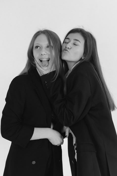 Two People Studio Photoshoot, Sisters Photoshoot Studio, Bestie Photoshoot Ideas Studio, Photoshoot Poses Friends, Photoshoot Ideas Sisters, Best Friend Photoshoot Studio, 2 Friends Photoshoot, 2 Sisters Photography, Girlfriends Photoshoot