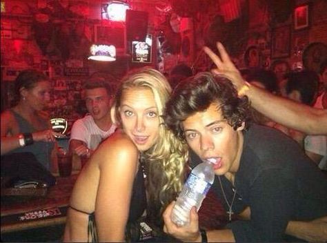 how can someone look so good with a water bottle in their mouth Harry Styles Drunk, Frat Boy Harry Styles, Harry Styles 2013, Harry 1d, Haikou, Frat Boy, Harry Styles Pictures, Harry Styles Photos, Mr Style