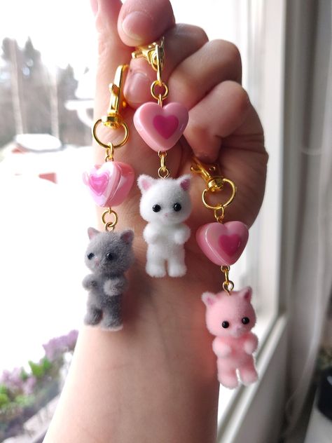 🌸Kawaii Fuzzy Cat Keychain ♥  🌸 Just a heads up that shipping delays are to be expected up to 2 months outside EU. Please keep this in mind before purchasing. Thank you for understanding ! ♥️  🌸 Listing is for one (1) item !  🌸 Length with chain about ; 9 CM Mobile Charms, Fuzzy Cat, Keychain Pink, Kawaii Kitty, Kawaii Phone, Sonny Angels, Cat Keychain, Keychain Cute, Beaded Necklace Diy