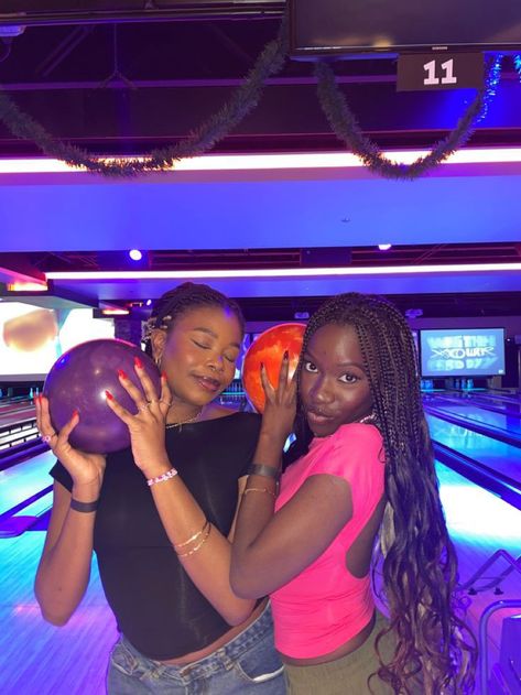 Bowling Fits Aesthetic, Black Girls Having Fun Aesthetic, Bowling With Friends Aesthetic, Girl Activities Aesthetic, Aesthetic Bowling Pictures, Fun Activities Aesthetic, Bowling Pictures Instagram, Bowling Date Aesthetic, Bowling Poses