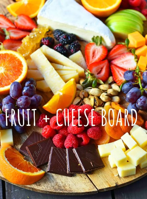 Charcuterie Board Ideas Fruit And Cheese, Fruit And Bread Charcuterie Board, Brunch Fruit Tray, Cheese Fruit Charcuterie Board, Fruit Cheese Tray Ideas, Fruit And Cheese Boards, Fruit Veggie And Cheese Charcuterie Board, Meat Cheese Fruit Platter Charcuterie Board, Simple Cheese And Fruit Board