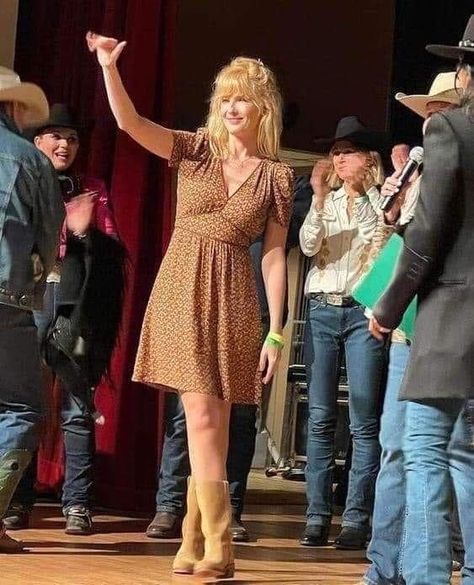 Beth Dutton Boots, Beth Yellowstone Outfits, Rip And Beth Yellowstone Costume, Beth Dutton Hair, Beth Dutton Yellowstone Outfits, Beth Dutton Fashion, Beth Dutton Outfits, Dutton Outfits, Austin Vibes