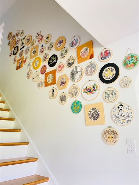 Gallery wall of embroidery hoops next to a staircase Colorful Gallery Wall, Elegant Wreaths, Hoop Decor, Staircase Art, Embroidery Hoop Decor, Cross Stitch Gallery, Cuadros Diy, Wall Climbing, Embroidered Wall Art