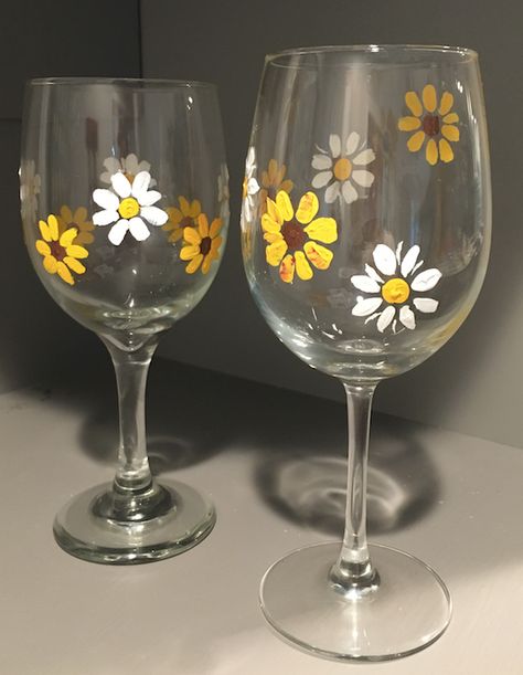 Easy Painting Ideas On Wine Glasses, Paint Wine Glasses Easy, Glasses Painting Designs, Glass Cup Painting Diy, Painting On Glass Cups, Painted Glasses Ideas, Easy Wine Glass Painting Ideas, Simple Wine Glass Painting Ideas, Paint On Glass Diy