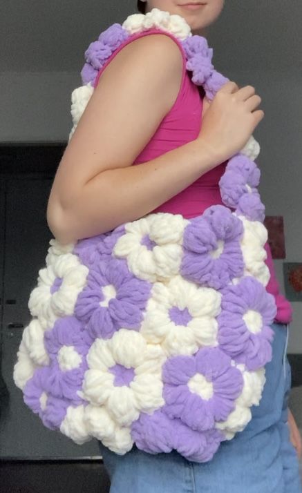 Purple and white puff flower bag Crochet Bag With Chunky Yarn, Flower Bags, Puff Flower, Keychain Ideas, Crochet Idea, Scarf Yarn, Bag Diy, Flower Bag, Diy Crochet Projects