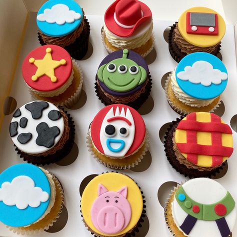 Toy Story Cupcake Ideas, Buzz Lightyear Birthday Party, Toy Story Birthday Cake, Toy Story Cupcakes, Toy Story Cookies, Buzz Lightyear Birthday, Toy Story Party Decorations, Toy Story Baby, Cupcakes With Chocolate