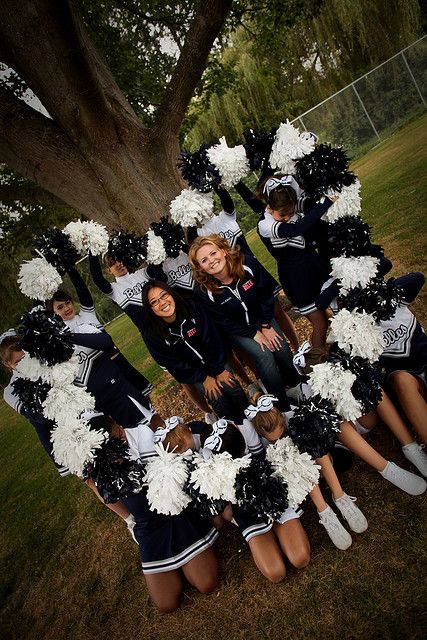 Aww Senior Night Idea!! @Kayla Barkett Barkett Barkett Crandall @Jody Rieck Rieck Rieck Somers Conant Cheerleading Team Pictures, Cheerleading Pics, Cheerleading Poses, Cheer Team Pictures, Cheer Photos, Cheer Photography, Cheerleading Coaching, Cheerleading Photos, Cute Cheer Pictures