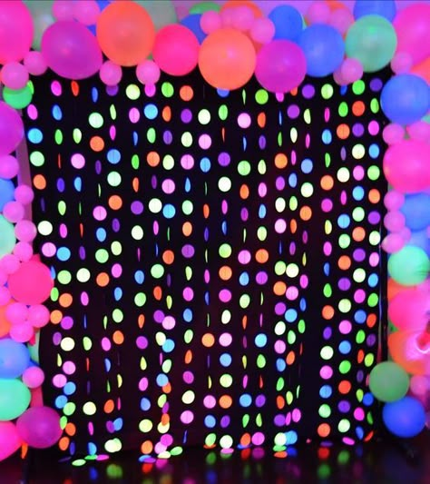 Glow in the Dark Photo Booth Backdrop -- not sure how to make this? is there glow in the dark paper we could cut circles out of? Silent Party, Glow Dance, Neon Party Decorations, Glow In Dark Party, Neon Birthday Party, Glow Birthday Party, 80s Theme Party, Light Party, Blacklight Party