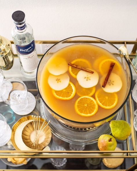 Spiced Pear Martini Bourbon Punch, Pear Martini, Thanksgiving Punch, Thanksgiving Cocktail Recipes, Alcoholic Punch Recipes, Easy Punch Recipes, Easy Punch, Alcoholic Punch, Holiday Punch