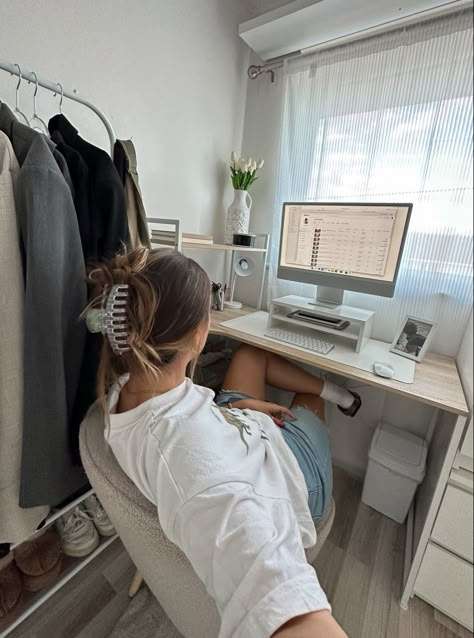 Office Girl Aesthetic, Office Girl, Office Room Decor, Luxury Lifestyle Dreams, Future Apartment, Study Desk, Studying Inspo, Desk Set, Study Inspiration