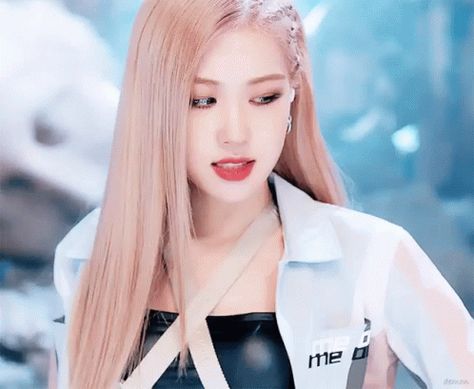 #BLACKPINK #LISA #ROSÉ #JENNIE #JISOO #KILLTHISLOVE Blackpink Gif, Rosé Gifs, Blackpink Fancam, Rosé Gif, Kpop Mv, Kpop Gifs, Rose Park, Rose Icon, Aesthetic Blue