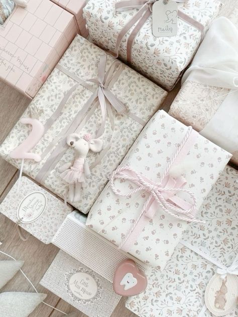 Pink Gift Wrapping Ideas, Christmas Presents Wrapping Ideas, Presents Wrapping Ideas, Pink Christmas Presents, Gift Wrapping Ideas Birthday, Wrapping Ideas Birthday, Christmas Presents Wrapping, Pink Gift Wrapping, Packing Aesthetic