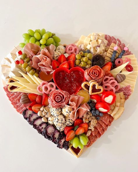 Valentines Meat And Cheese Board, Galantines Day Charcuterie Board, Heart Cheese Board, Heart Charcuterie Board Ideas, Heart Shape Charcuterie Board, Charcuterie Valentines Board, Galentine Charcuterie Board, Valentines Veggie Tray, Coquette Charcuterie Board