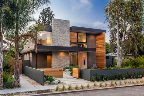 This new contemporary home in Venice, California, that features elements like a backyard guest suite, open-plan living, a swimming pool, and a sunken outdoor lounge. Beautiful Modern Homes, Best Modern House Design, Modern House Plans, Modern Exterior, Facade House, Home Design Plans, Small House Design, Home Fashion, Modern House Exterior