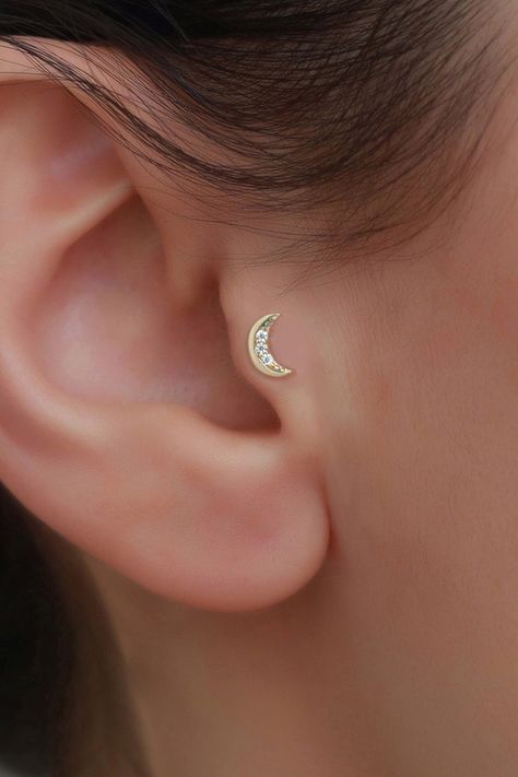 14K Solid Gold Crescent Tragus Piercing /Minimalist Flat Back Helix Piercing / 16g Labret Stud /Cartilage Earings by Bayar Gold * Gold KT: 14K Solid Gold * Bar length: 6 mm, 8 mm * Bar thickness: 16 gauge (1.2 mm) Follow on Instagram - @bayargold.tr My Web Site - https://www.bayargold.com * Bayar Gold is a fine jewelry company. Please do not hesitate to ask us questions. We are always here to help you. * All items are packed in the high-quality jewelry box. The gift message is available. Please Triangle Piercing, Ear Piercings Tragus, Tragus Piercing Jewelry, Tragus Jewelry, Cool Ear Piercings, Pretty Ear Piercings, Piercing Tragus, Gold Triangle, Labret Studs