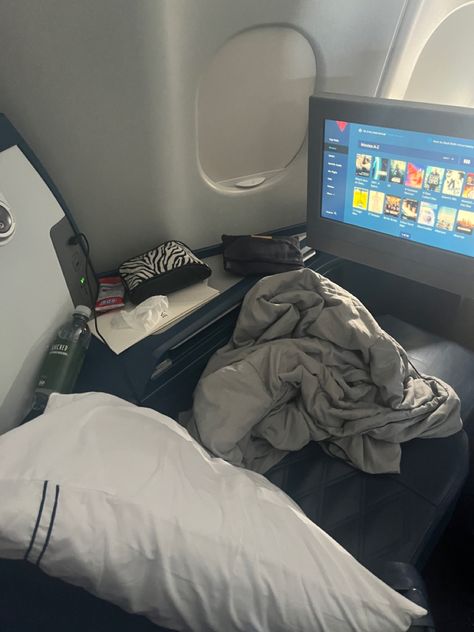 This picture showed the delta airlines business class seat for mid to long haul flights in an a330. Delta First Class Aesthetic, Delta First Class Seats, Plane Seats, Surfing Aesthetic, Business Class Seats, First Class Seats, Business Class Flight, First Class Flights, Physics Notes