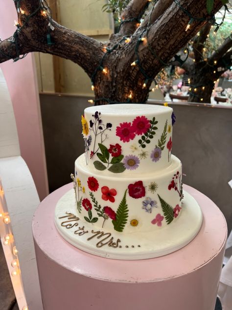 #bridalshower #cake #bridalshowercake #misstomrs #bride #aesthetic #flowers #floral Prosecco Cake, Petals And Prosecco, Bride Aesthetic, Bridal Shower Cake, Aesthetic Flowers, Dream Wedding Ideas Dresses, Shower Cake, Shower Cakes, Henna