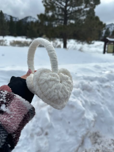 Winter Crochet Beanie, Crochet Ideas Clothes Winter, Winter Crochet Ideas Aesthetic, Crochet Winter Projects, Crocheted Earmuffs, Lebanon Outfits, Crochet Winter Accessories, Earmuff Crochet Pattern, Crochet Ideas Winter