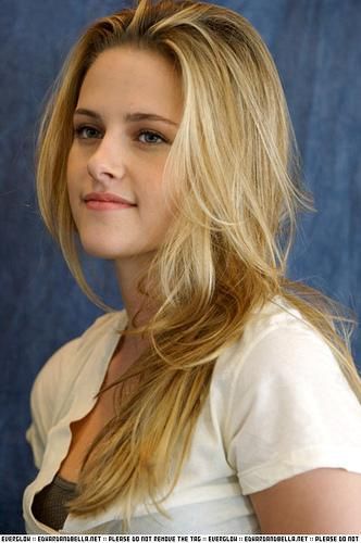 Come on, if Kristen gets to be blonde, I think I should be able to! Wallpaper Kristen, Kristen Stewart Hair, Hair Color Pictures, Dark Blonde Hair Color, Kristin Stewart, Kristen Stewart Style, Teresa Palmer, Belle Silhouette, Billie Piper