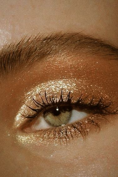 Golden Brown Eyeshadow, Turquoise And Gold Makeup, Gold Makeup Brown Eyes, Easy Gold Eye Makeup, Gold Makeup Looks Natural, Light Gold Makeup, Gold Halloween Makeup, Gold Eye Shadow Look, Golden Bridal Makeup