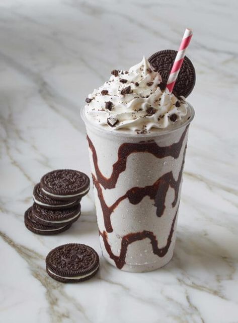 Chocolate Oreo Milkshake, Cookie And Cream Milkshake, Cookies And Cream Frappe, Oreo Frappe, Milkshake Oreo, Milkshake Aesthetic, Yummy Milkshake Recipes, Cookies And Cream Milkshake, Homemade Milkshake