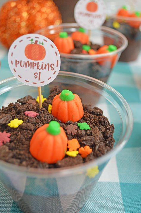 These pumpkin patch pudding cups are such a cute snack or dessert idea for Fall - comes with a free printable, too! Dirt Pudding Cups, Pudding Cup Recipes, Dirt Dessert, Dirt Pudding, Baking Supply Store, Halloween Cookie Recipes, Halloween Cookies Decorated, Pudding Cups, Harvest Party