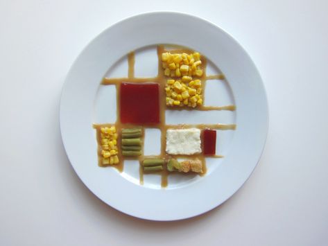 Hannah Rothstein imagines “how famous artists would plate thanksgiving meals”. Shown: Piet Mondrian. Thanksgiving Plates, Thanksgiving Art, Georges Seurat, Thanksgiving Dishes, Colossal Art, Plate Art, Piet Mondrian, Jackson Pollock, Famous Art